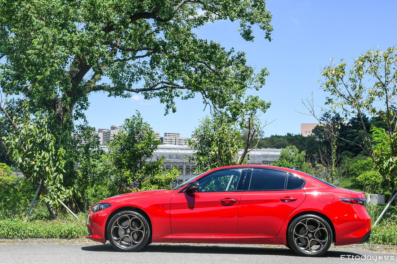 ▲Giulia雖然世代偏舊、久未改款，但仍給人超高顏值、動態魅力更是讓人難以抗拒！（圖／記者徐煜展攝）