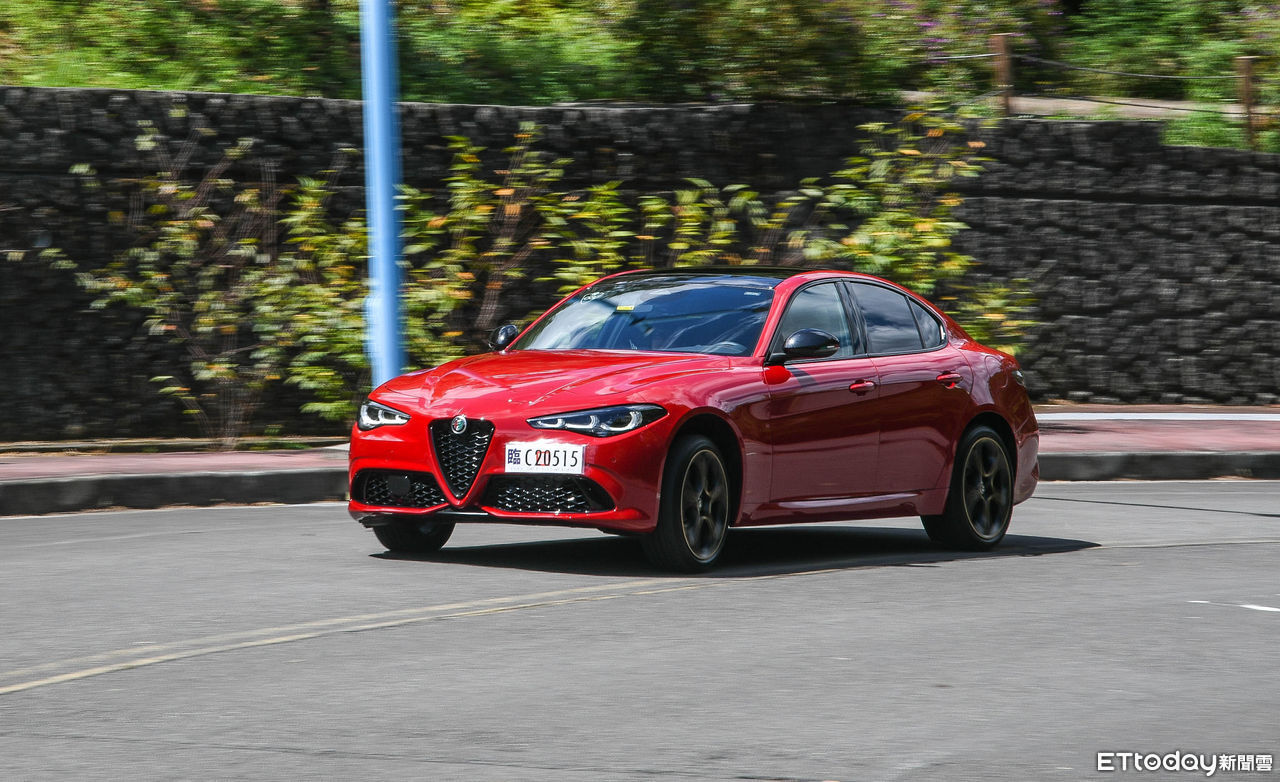 ▲Giulia雖然世代偏舊、久未改款，但仍給人超高顏值、動態魅力更是讓人難以抗拒！（圖／記者徐煜展攝）