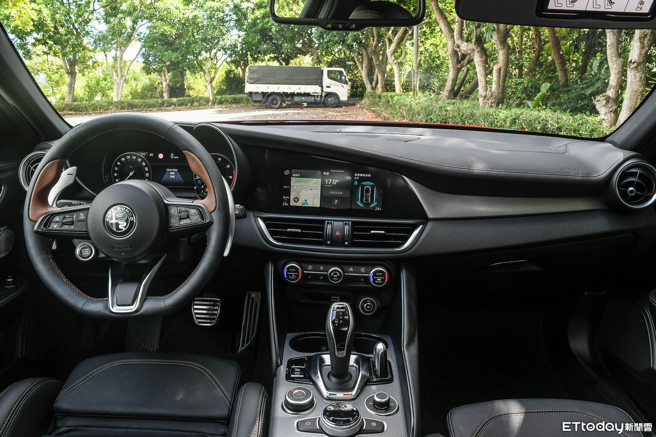 ▲Giulia雖然世代偏舊、久未改款，但仍給人超高顏值、動態魅力更是讓人難以抗拒！（圖／記者徐煜展攝）