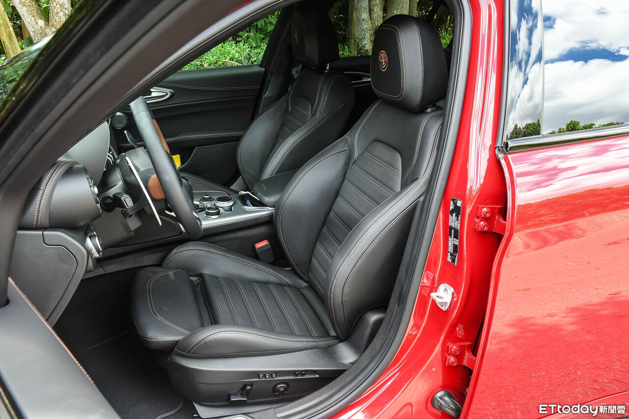 ▲Giulia雖然世代偏舊、久未改款，但仍給人超高顏值、動態魅力更是讓人難以抗拒！（圖／記者徐煜展攝）