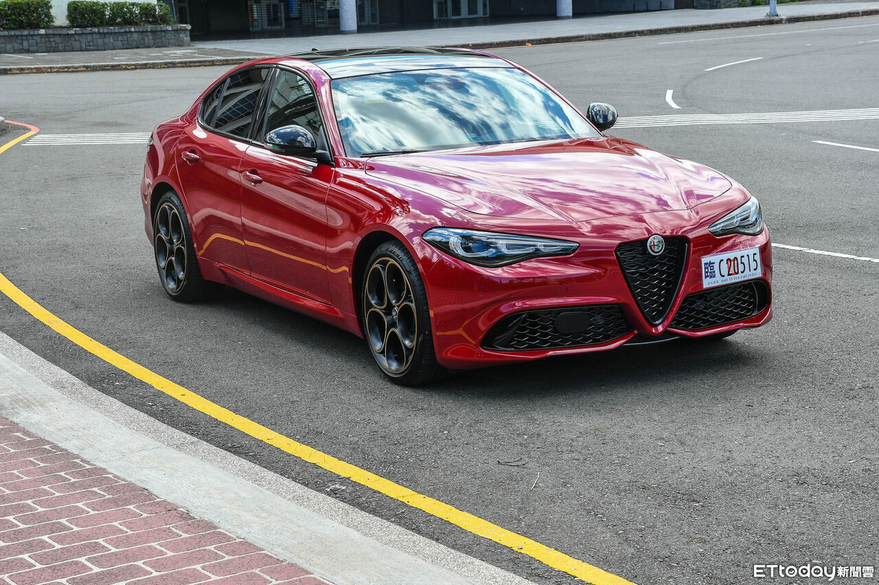 ▲Giulia雖然世代偏舊、久未改款，但仍給人超高顏值、動態魅力更是讓人難以抗拒！（圖／記者徐煜展攝）