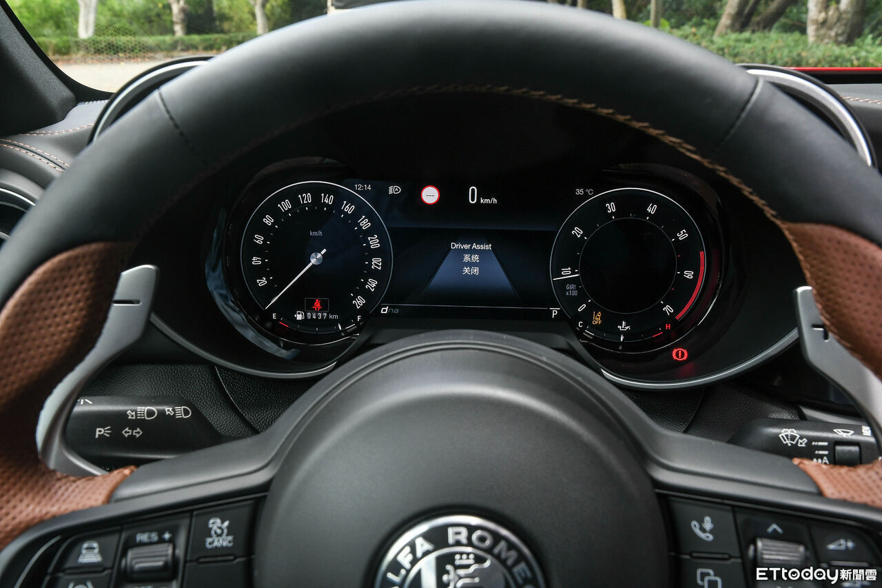 ▲Giulia雖然世代偏舊、久未改款，但仍給人超高顏值、動態魅力更是讓人難以抗拒！（圖／記者徐煜展攝）