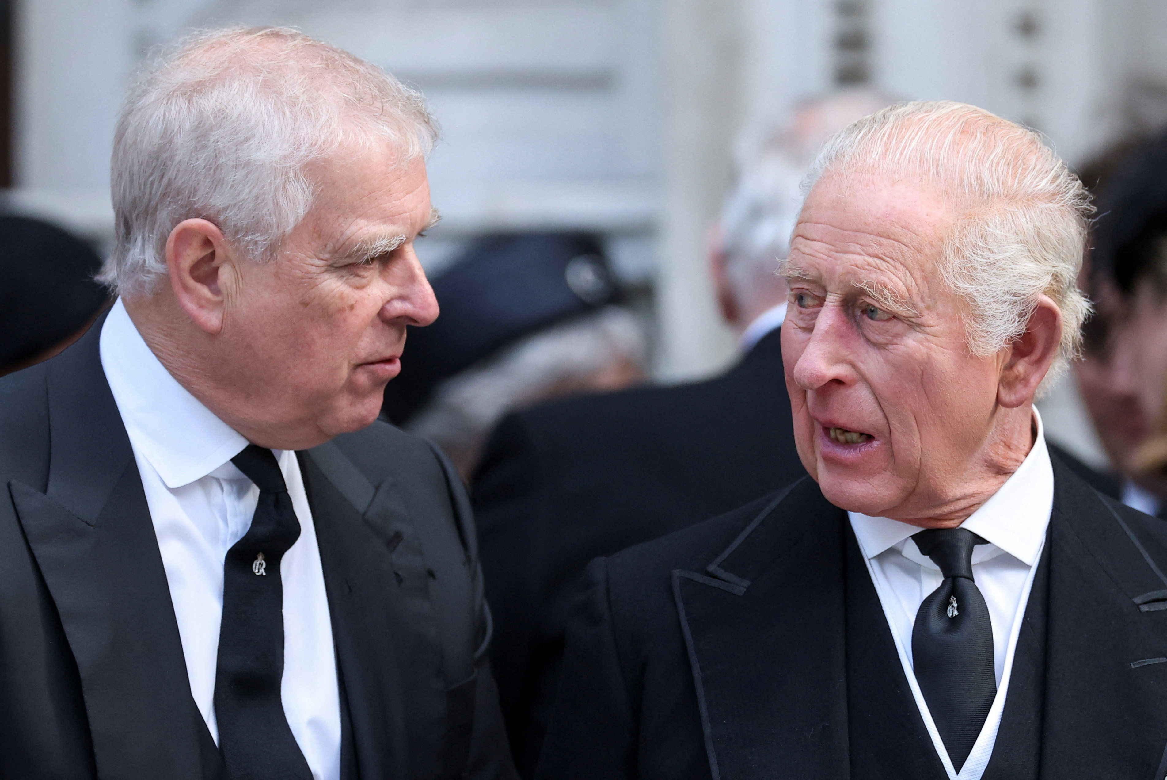 ▲▼安黃彌撒結束後,安德魯王子與查爾斯三世在離開西敏寺時交談。(圖/路透)