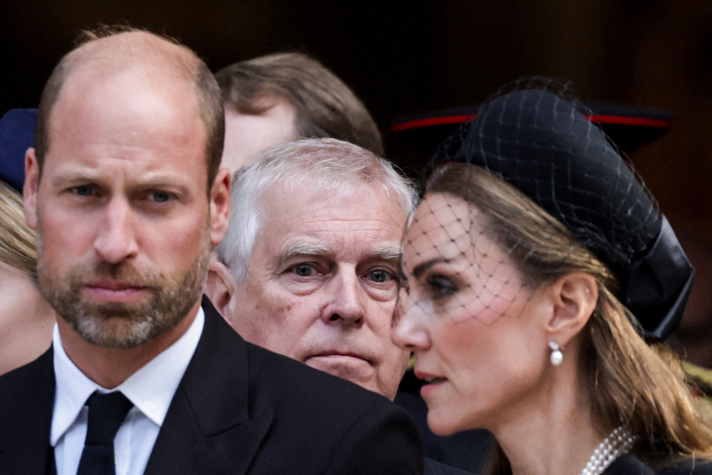 ▲▼安德魯王子站在威廉王子、凱特王妃身後。(圖/路透)