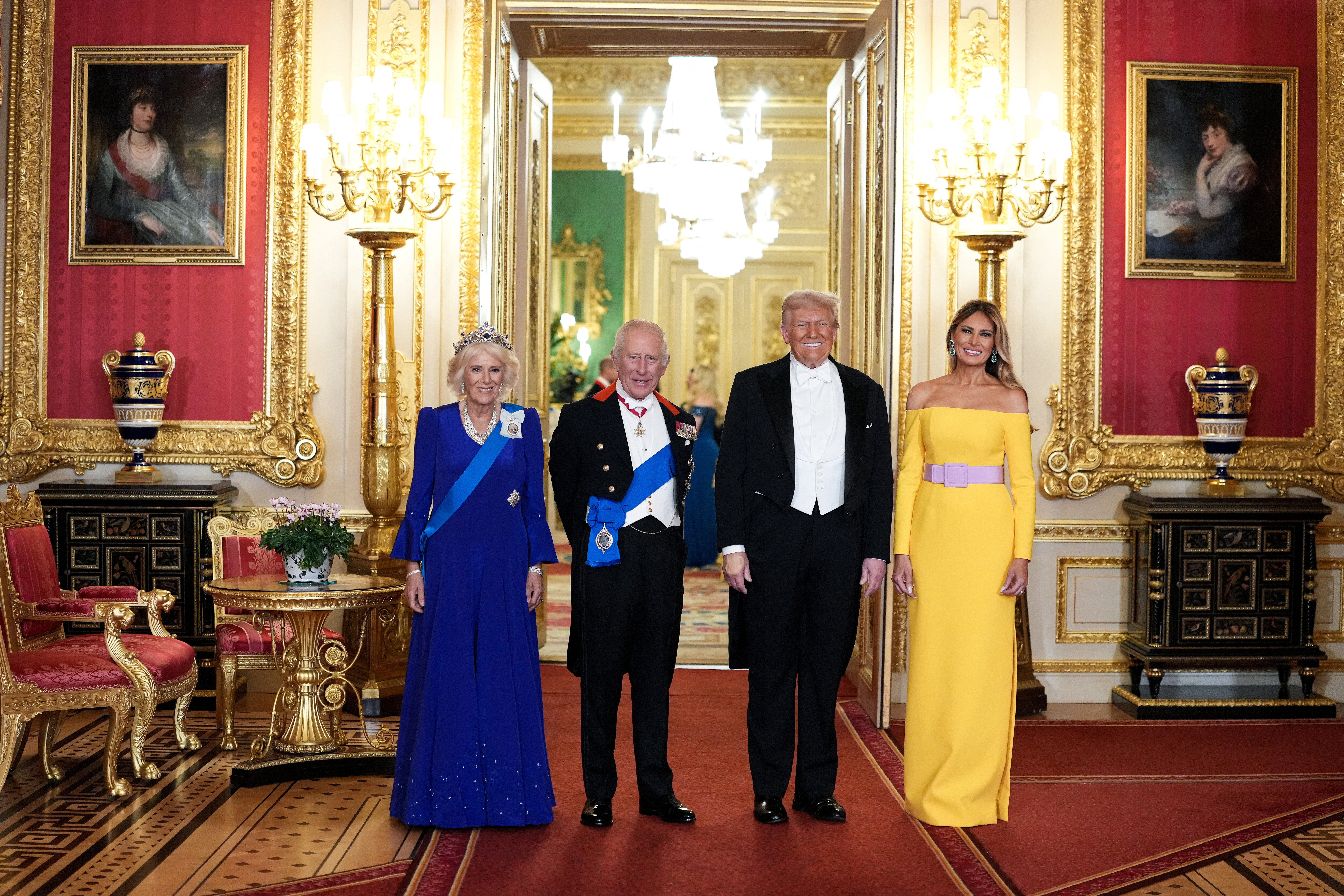 ▲▼美國總統川普與夫人梅蘭妮亞抵達英國溫莎城堡，與英王查爾斯三世、卡蜜拉王后合影。（圖／路透）