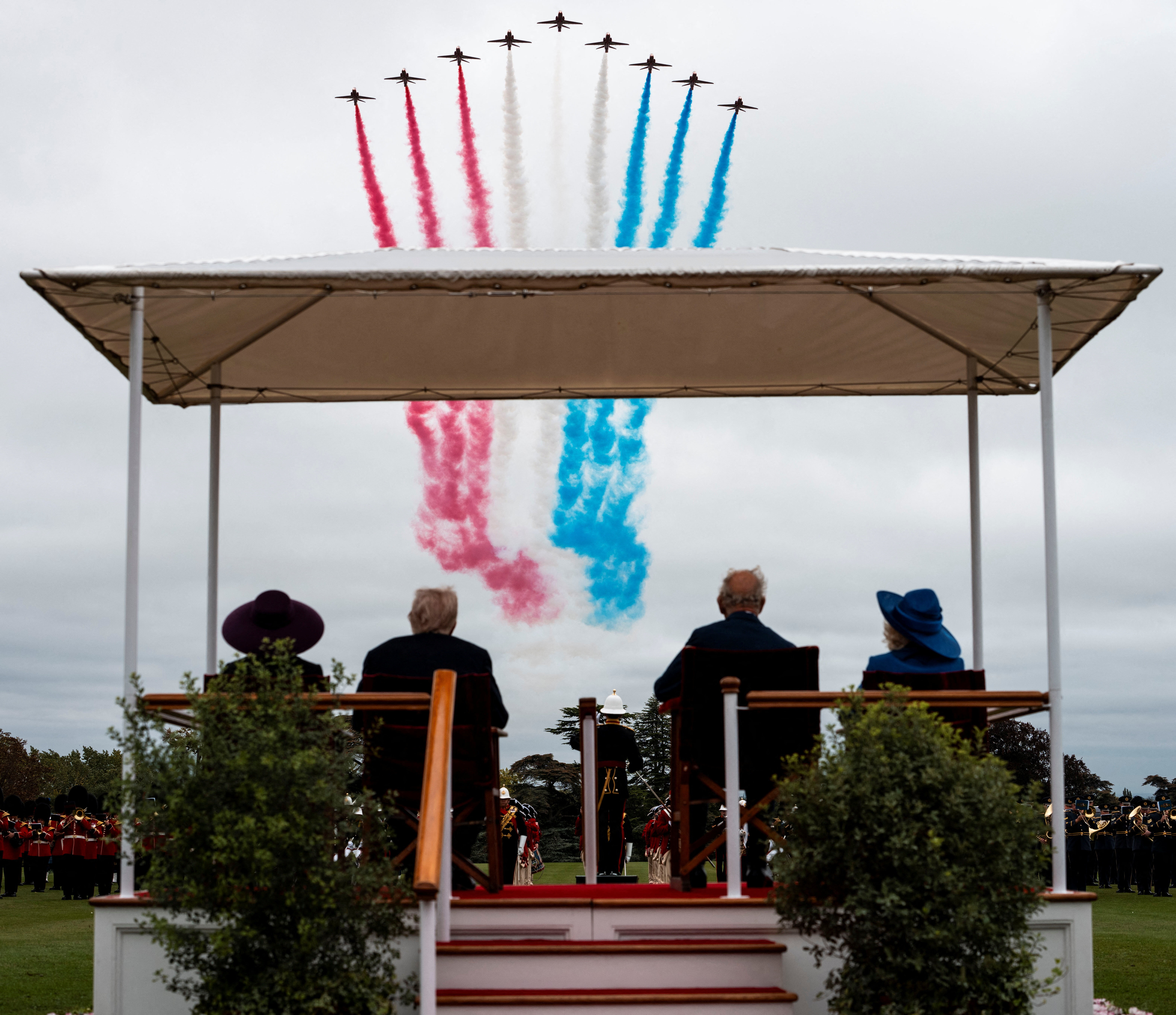 ▲▼英國首相施凱爾與川普共同觀賞紅箭飛行表演（Red Arrows）。（圖／路透）