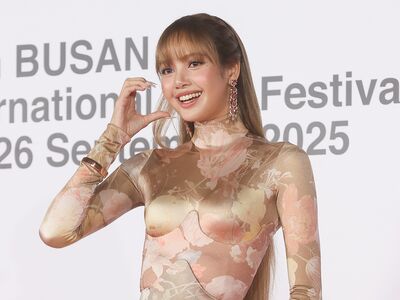 Lisa包緊緊但胸型畢露　變身花仙子挨批「造型一言難盡」