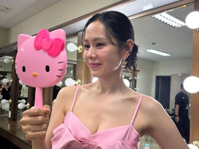 孫藝真解放事業線　粉紅禮服性感又甜美