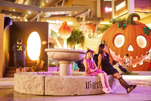 ▲桃園華泰名品城「南瓜谷魔法村」展至10/31。（圖／業者提供）