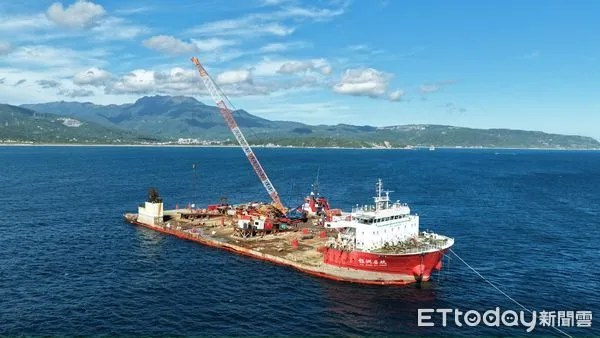 ▲鈺洲啟航輪成功拖淺。（圖／航港局提供）