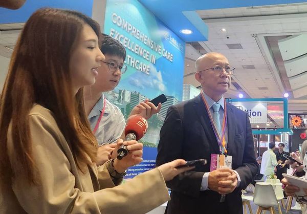 ▲林口長庚醫院副院長馮思中(圖右)接受媒體採訪。（圖／業者提供）