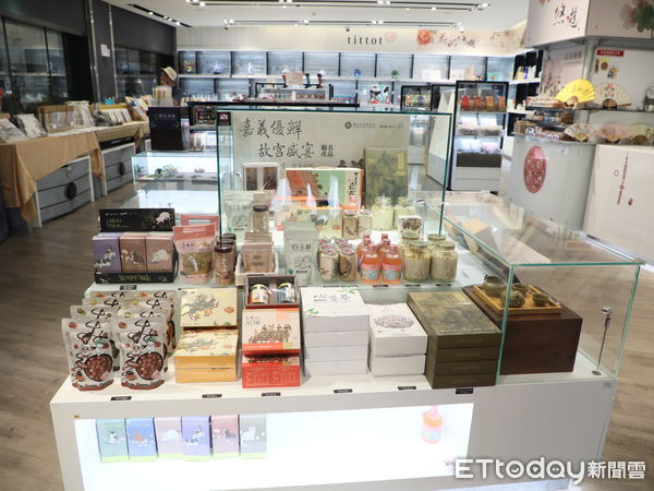 ▲▼    ▲▼ 嘉義縣政府攜手故宮博物院 推出聯名中秋禮盒 。（圖／嘉義縣政府提供）   