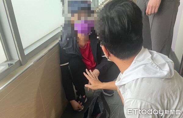 ▲屏東警分局逮獲魏姓女車手。（圖／記者陳崑福翻攝）