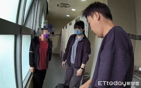 ▲屏東警分局逮獲魏姓女車手。（圖／記者陳崑福翻攝）