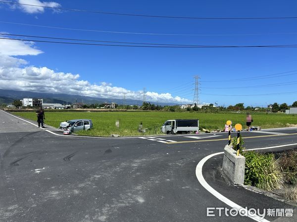 ▲▼殯葬業小客車剛過十字路口，遭小貨車側撞，雙雙衝進田裡，而小客車則是將水泥護欄、路牌連根拔起。（圖／記者游芳男翻攝，下同）