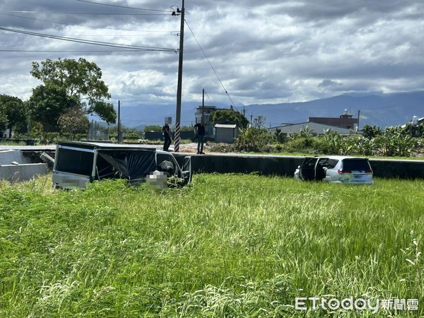 ▲▼殯葬業小客車剛過十字路口，遭小貨車側撞，雙雙衝進田裡，而小客車則是將水泥護欄、路牌連根拔起。（圖／記者游芳男翻攝，下同）