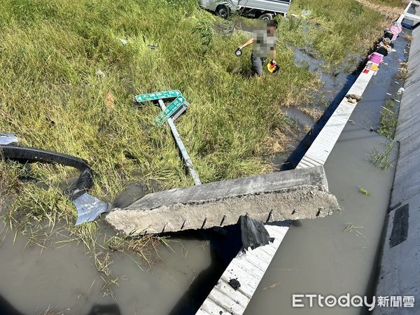 ▲▼殯葬業小客車剛過十字路口，遭小貨車側撞，雙雙衝進田裡，而小客車則是將水泥護欄、路牌連根拔起。（圖／記者游芳男翻攝，下同）