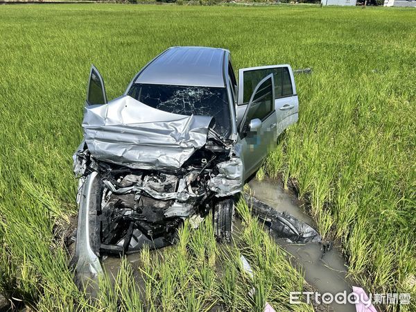 ▲▼殯葬業小客車剛過十字路口，遭小貨車側撞，雙雙衝進田裡，而小客車則是將水泥護欄、路牌連根拔起。（圖／記者游芳男翻攝，下同）