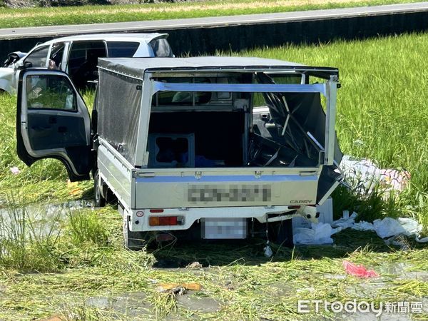 ▲▼殯葬業小客車剛過十字路口，遭小貨車側撞，雙雙衝進田裡，而小客車則是將水泥護欄、路牌連根拔起。（圖／記者游芳男翻攝，下同）