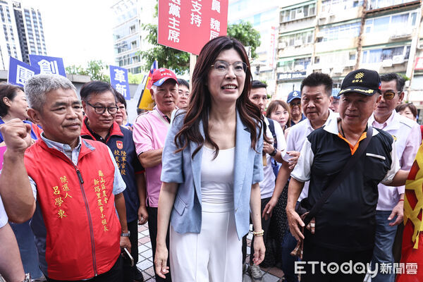 ▲鄭麗文登記參選國民黨主席。（圖／記者林敬旻攝）