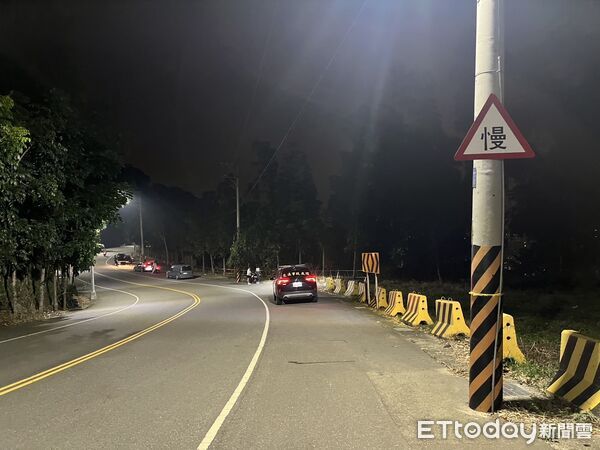 ▲▼朝陽科大學生騎車過彎失控撞6車　釀5傷車全毀。（圖／記者許權毅翻攝）