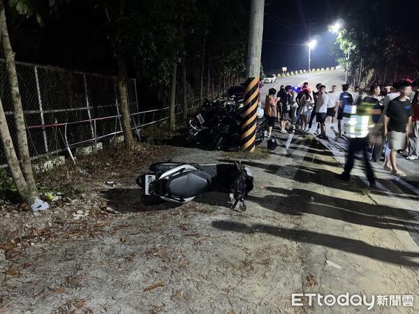 ▲▼朝陽科大學生騎車過彎失控撞6車　釀5傷車全毀。（圖／記者許權毅翻攝）