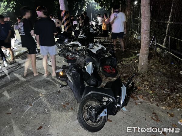 ▲▼朝陽科大學生騎車過彎失控撞6車　釀5傷車全毀。（圖／記者許權毅翻攝）