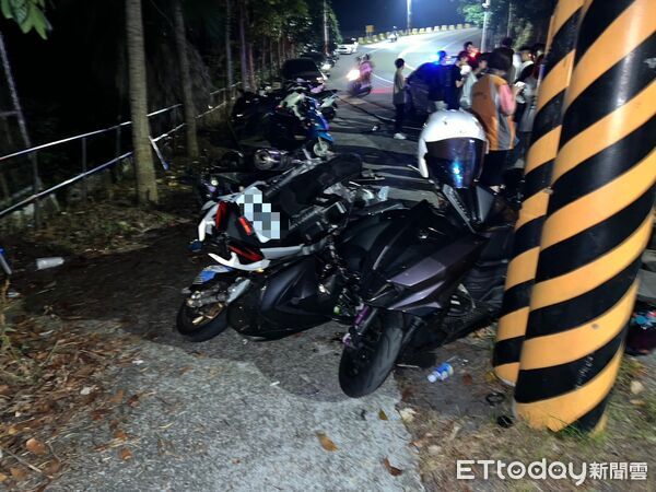 ▲▼朝陽科大學生騎車過彎失控撞6車　釀5傷車全毀。（圖／記者許權毅翻攝）