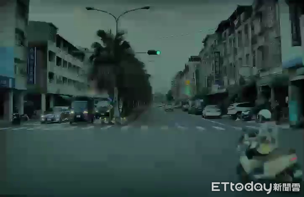 ▲民眾開車於南投縣政府大樓旁於內線道綠燈起步，卻驚險碰上三寶騎士自外線道鬼切。（圖／記者高堂堯翻攝）