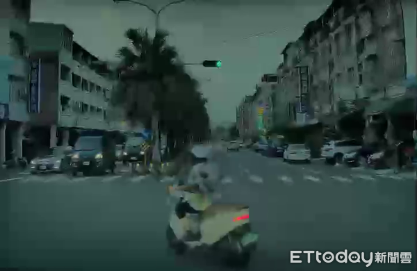 ▲民眾開車於南投縣政府大樓旁於內線道綠燈起步，卻驚險碰上三寶騎士自外線道鬼切。（圖／記者高堂堯翻攝，下同）