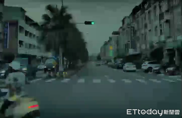 ▲民眾開車於南投縣政府大樓旁於內線道綠燈起步，卻驚險碰上三寶騎士自外線道鬼切。（圖／記者高堂堯翻攝）