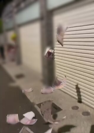 ▲嘉義某女中一名陳姓教師遭人指控性侵學生，不詳人士前往陳家住家等處張貼並撒海報抗議。（民眾提供，下同）