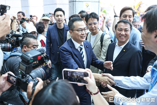 ▲羅智強登記參選國民黨主席。（圖／記者林敬旻攝）