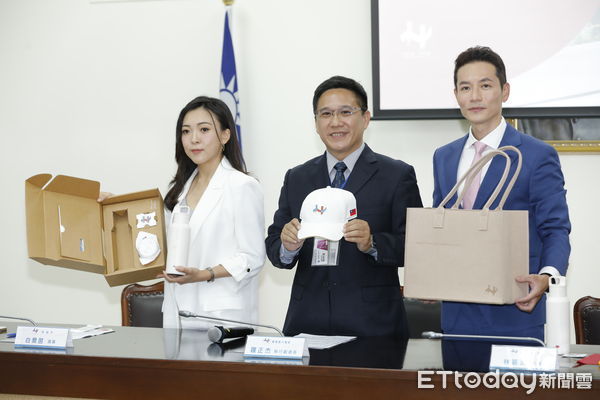 ▲▼國慶大會雙主持人中天新聞林嘉源主播、高雄市議員白喬茵、大會處羅正杰執行副處長介紹開箱114年國慶紀念品。（圖／記者湯興漢攝）