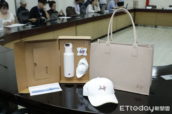 ▲▼國慶大會雙主持人中天新聞林嘉源主播、高雄市議員白喬茵、大會處羅正杰執行副處長介紹開箱114年國慶紀念品。（圖／記者湯興漢攝）