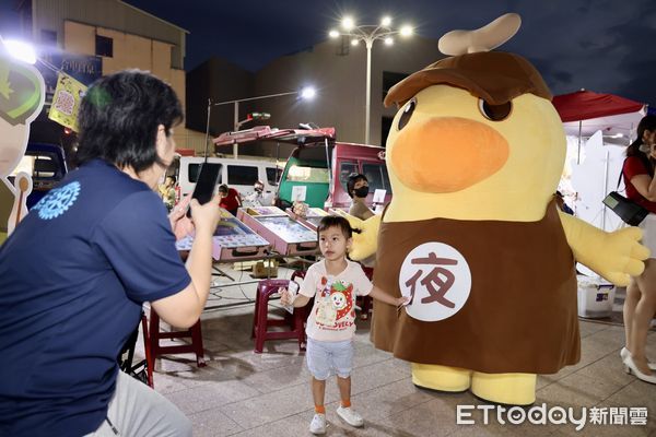 ▲「夜奇鴨」首度現身鹽水夜市，吸引大批民眾合影搶拍。（記者林東良翻攝，下同）