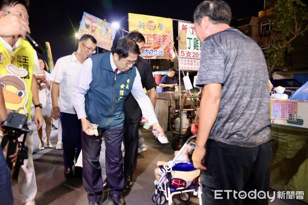 ▲「夜奇鴨」首度現身鹽水夜市，吸引大批民眾合影搶拍。（記者林東良翻攝，下同）