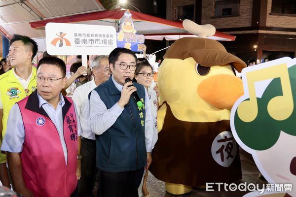 ▲「夜奇鴨」首度現身鹽水夜市，吸引大批民眾合影搶拍。（記者林東良翻攝，下同）