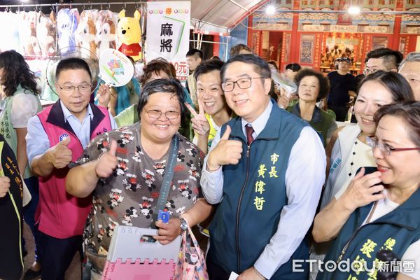 ▲「夜奇鴨」首度現身鹽水夜市，吸引大批民眾合影搶拍。（記者林東良翻攝，下同）