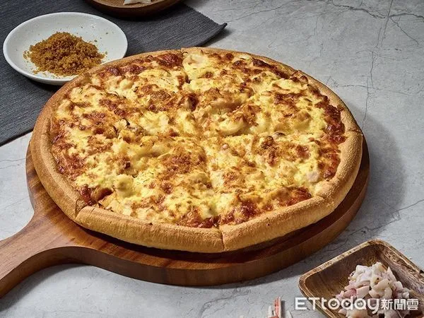 ▲▼拿坡里推出新品「金賞烏魚子披薩」。（圖／業者提供）