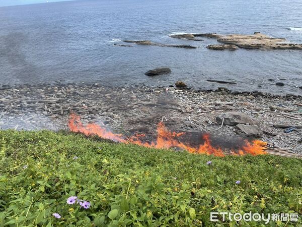 ▲▼新北市員山子分洪道出水口18日發生漂流木起火燃燒。（圖／記者郭世賢翻攝)