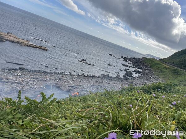 ▲▼新北市員山子分洪道出水口18日發生漂流木起火燃燒。（圖／記者郭世賢翻攝)