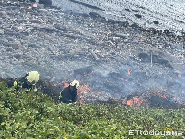 ▲▼新北市員山子分洪道出水口18日發生漂流木起火燃燒。（圖／記者郭世賢翻攝)