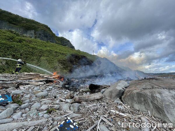 ▲▼新北市員山子分洪道出水口18日發生漂流木起火燃燒。（圖／記者郭世賢翻攝)