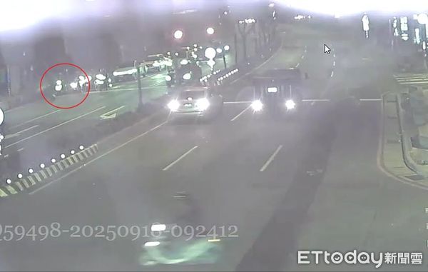 ▲邱男騎車等紅綠燈時，遭上方華中橋掉落行李箱砸中頭部。（圖／記者陸運陞翻攝）