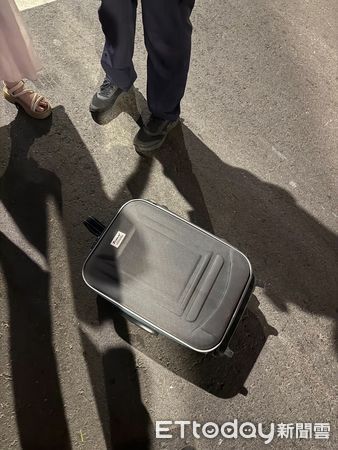 ▲邱男騎車等紅綠燈時，遭上方華中橋掉落行李箱砸中頭部。（圖／記者陸運陞翻攝）