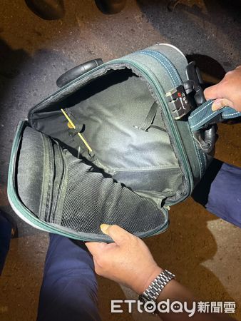 ▲邱男騎車等紅綠燈時，遭上方華中橋掉落行李箱砸中頭部。（圖／記者陸運陞翻攝）