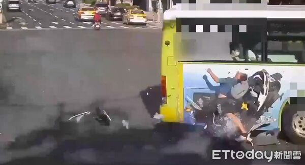 ▲公車路口強行轉彎造成機車騎士煞車不及撞上，騎士傷重送醫。（圖／記者張君豪翻攝）
