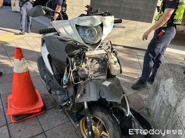 ▲公車路口強行轉彎造成機車騎士煞車不及撞上，騎士傷重送醫。（圖／記者張君豪翻攝）