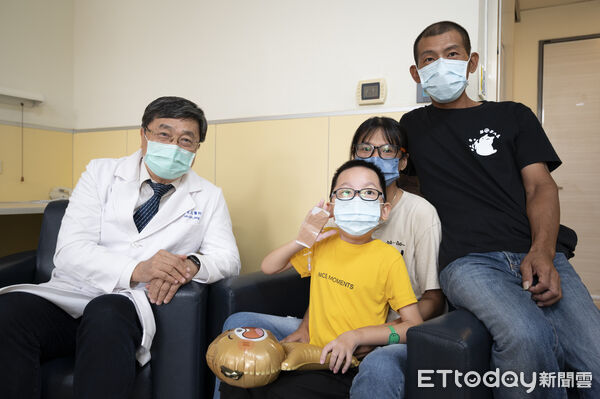 ▲病童一家人從宜蘭至高醫就診，在高醫兒科部鐘育志教授(左1)團隊的治療下當初連呼吸都是奢求的男嬰如今八歲了，雖仍無法行走，卻能穩定坐立。父母感動地說，高醫給的不只是治療，而是讓全家人看到希望。。（圖／記者許宥孺翻攝）